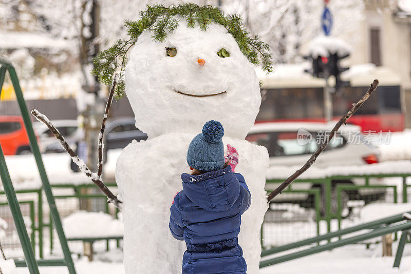 儿童操场上的雪人