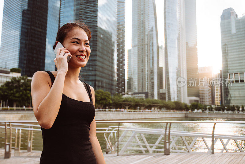 一个亚洲女人在新加坡打电话