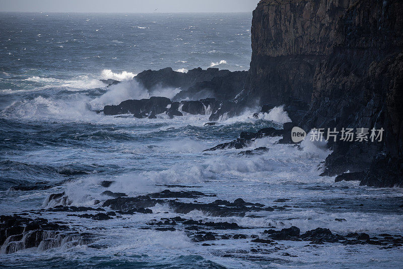 海浪拍打着法罗群岛的苏厄泽罗伊悬崖