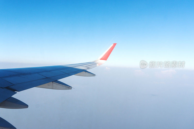 从飞机上看云的机翼