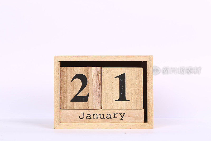 木制的立方体日历，日期为1月21日。概念日历年与复制空间隔离在白色背景