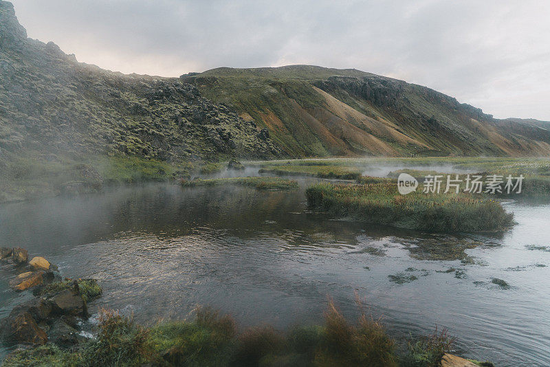 冰岛Landmannalaugar山附近的自然热水浴风景