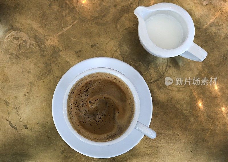 高角度视角pf咖啡和牛奶在桌子上
