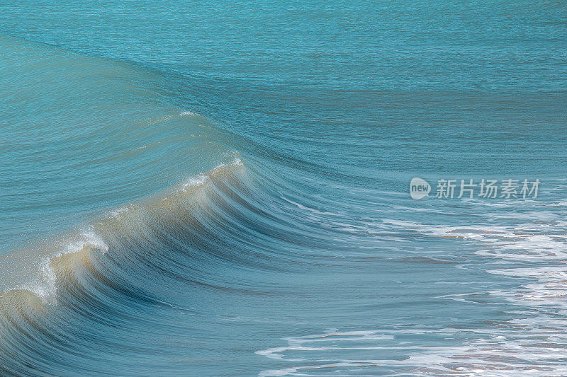 海浪打破在地中海海边的观点