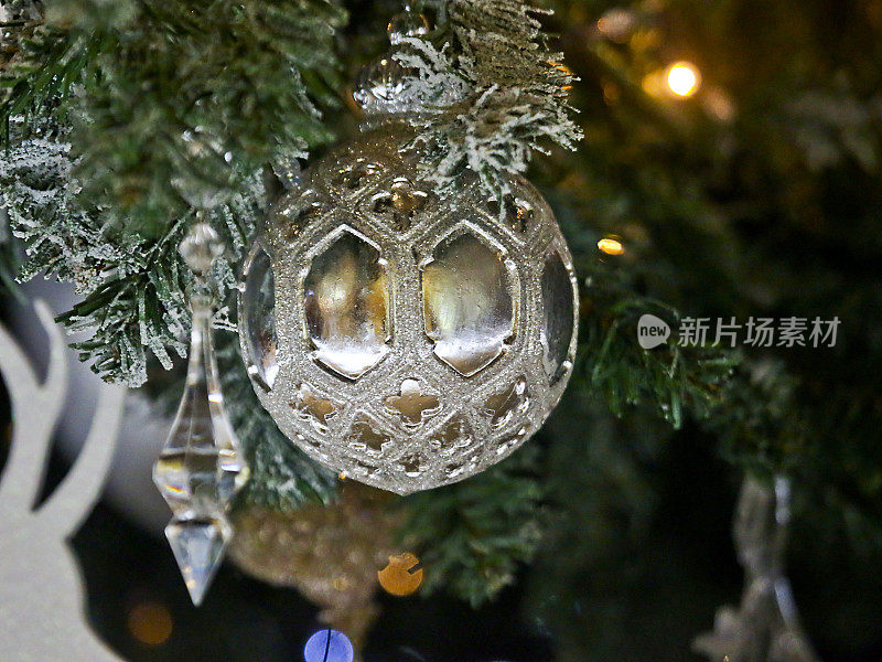银色的圣诞装饰品挂在树上