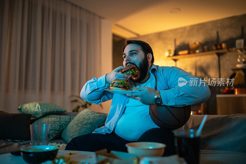 看电视吃垃圾食品的男人