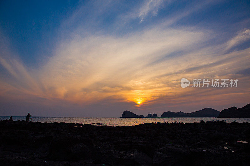 地平线上的日落和济州岛的剪影