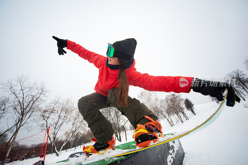 女性滑雪