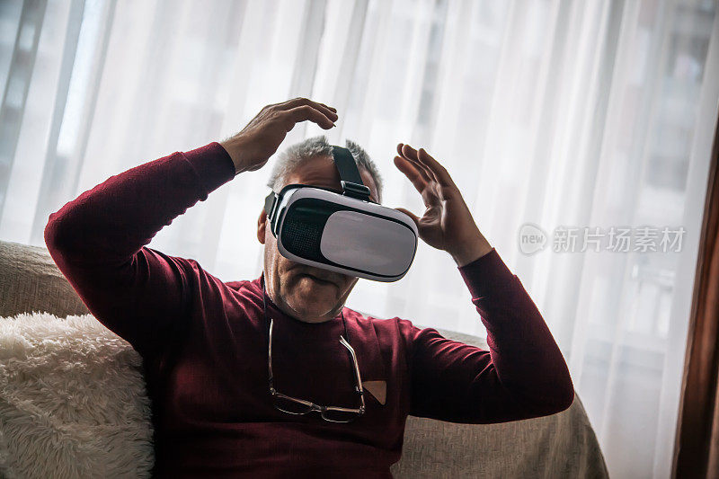 老人使用VR眼镜