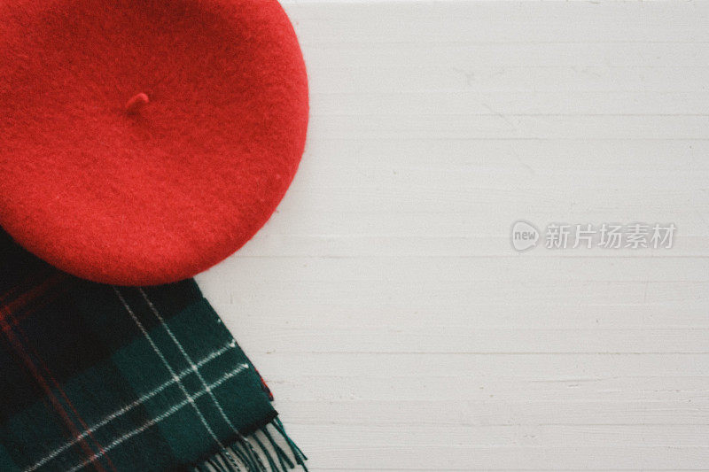 红色塔姆贝雷帽和格子羊毛围巾