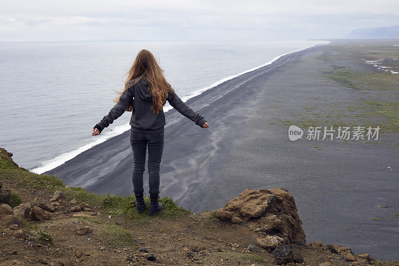 悬崖上的女人。张开双臂看风景