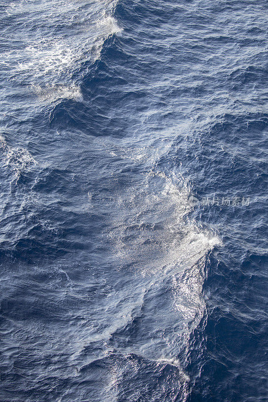 由一艘大船的船头引起的湍流，沸腾的波浪的高架视图
