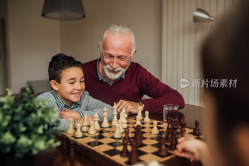 家人在家里下棋