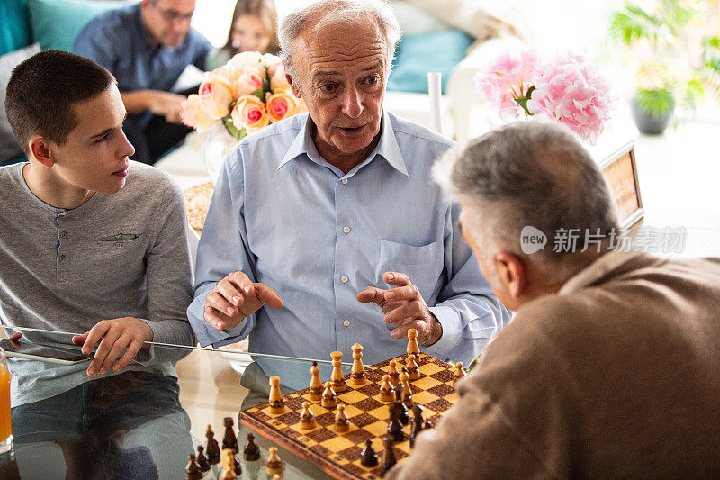 两个老人在家里下棋