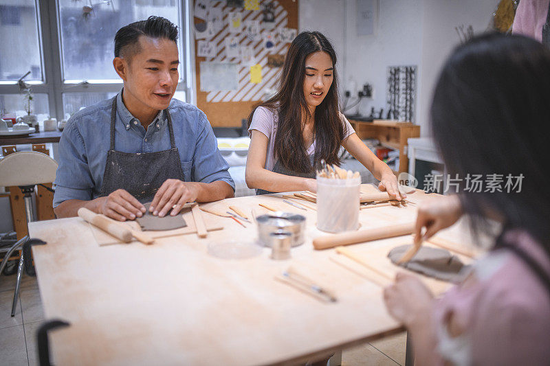 男男女女在讲习班学习粘土制品