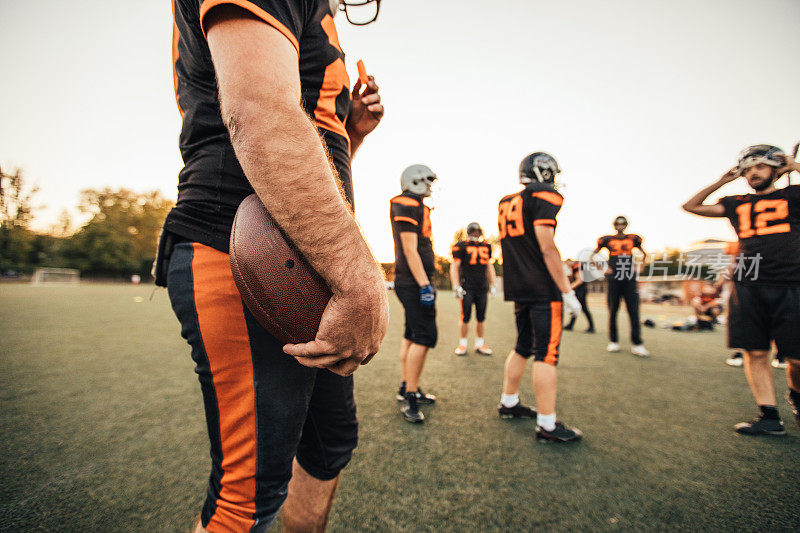 一群正在训练的NFL球员