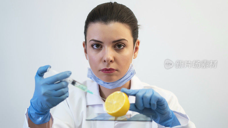 年轻女科学家在实验室研究