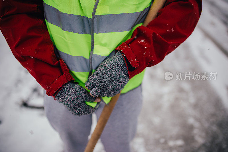 准备清理积雪