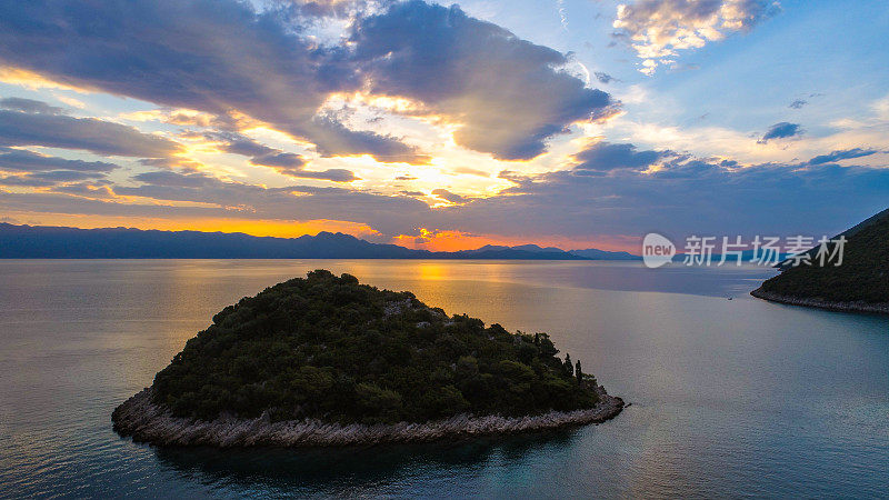 海中小岛，佩列沙克