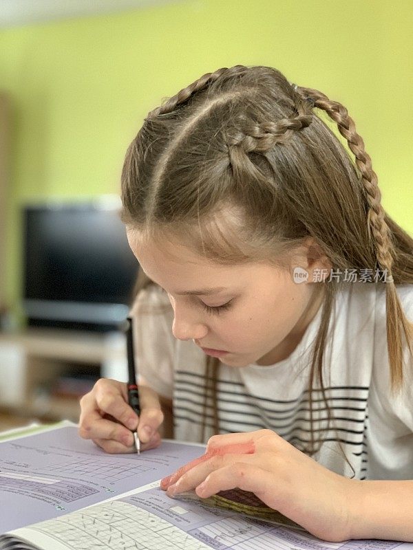 女学生在家学习