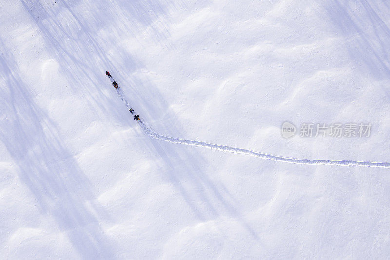 鸟瞰图家庭雪鞋户外在冬天暴风雪后