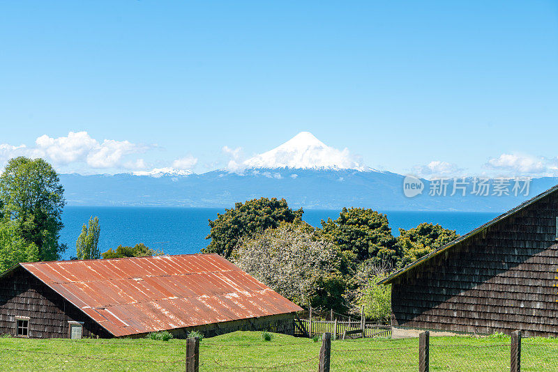 智利湖区Frutillar的湖岸景观