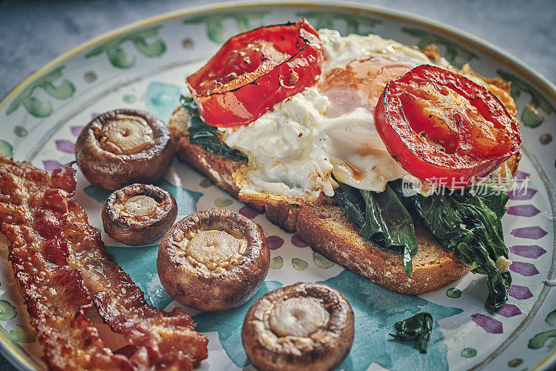 早餐番茄、菠菜、蘑菇和红培根煎蛋