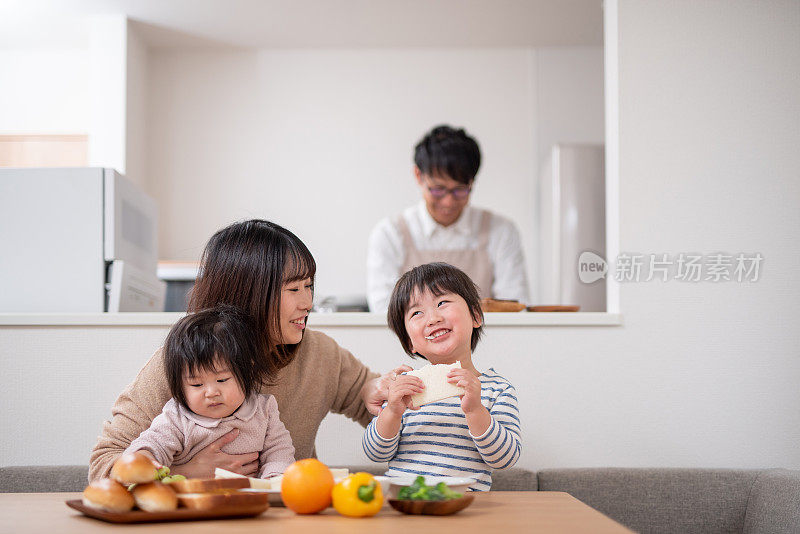 父亲在厨房为家人做饭