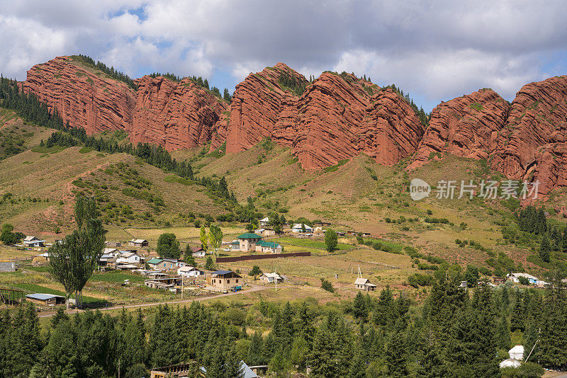 杰提-奥古斯峡谷峡谷与七头公牛的红色砂岩形成的岩石，吉尔吉斯斯坦。