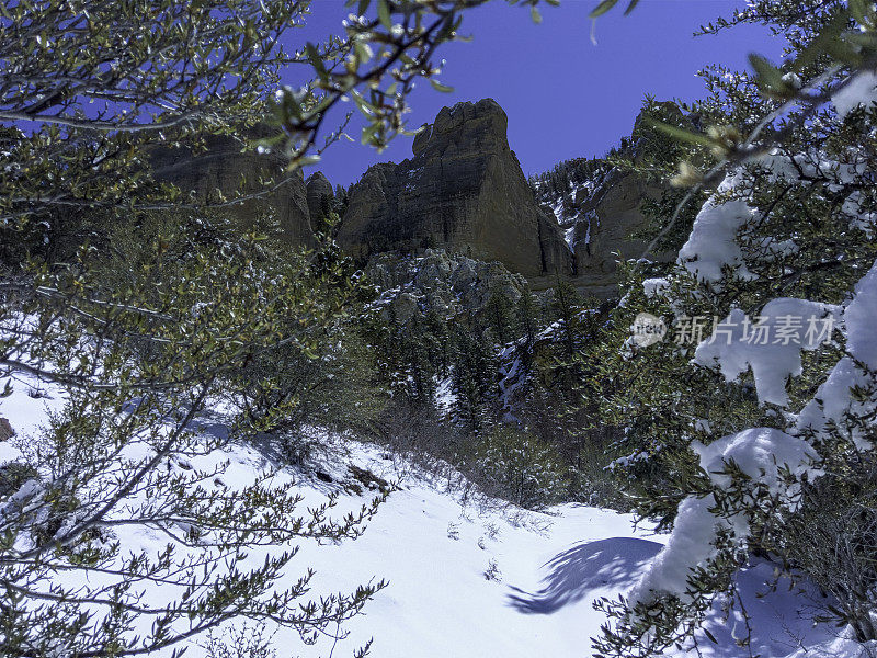 白雪皑皑的砂岩峭壁