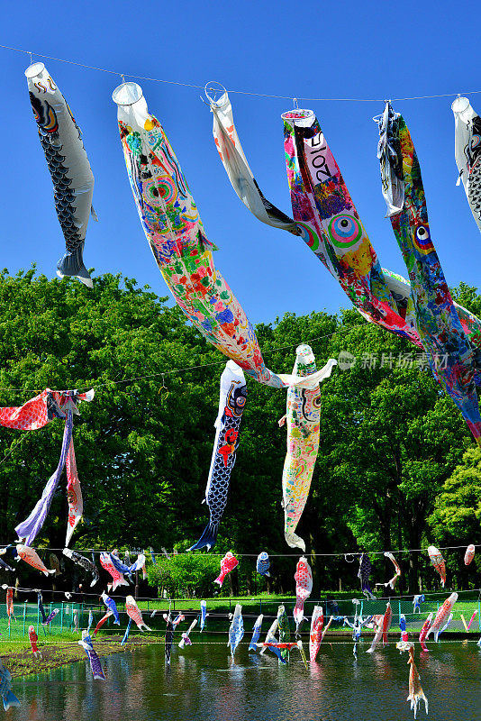 鲤鱼形状的充气袜子在日本儿童节