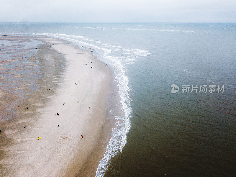 电传岛雾蒙蒙的海滩鸟瞰图