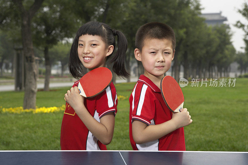 小男孩和小女孩打乒乓球