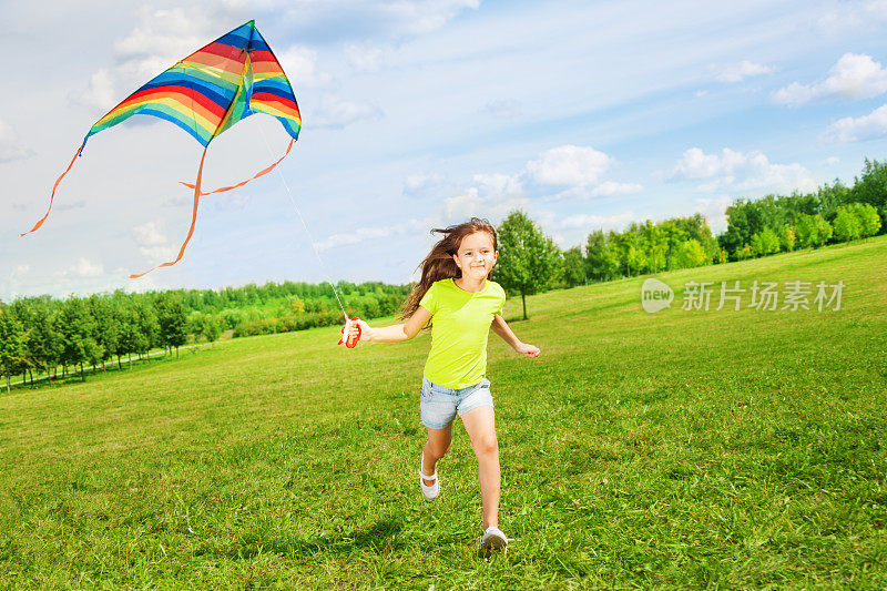 6岁的小女孩拿着风筝跑