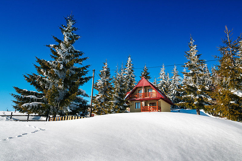 冬天被雪覆盖的高山小屋