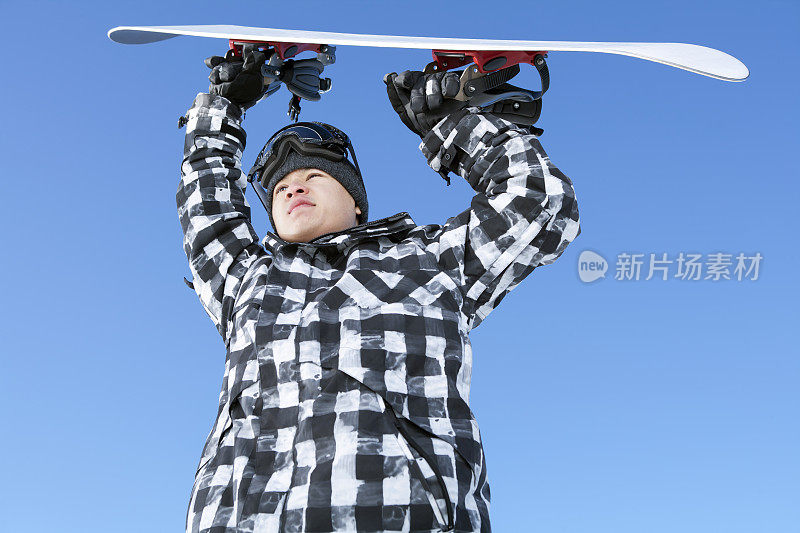 男滑雪板对着蓝天