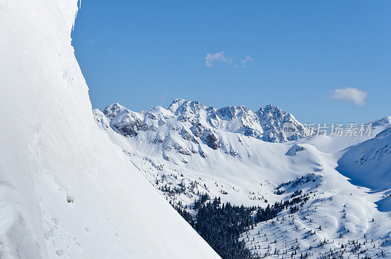 雪檐和山景城