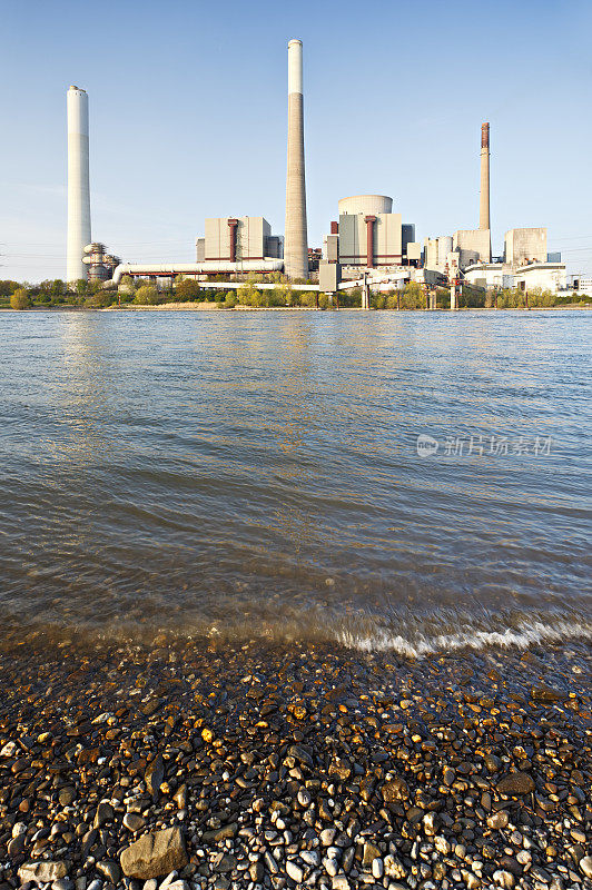 河上的煤电厂
