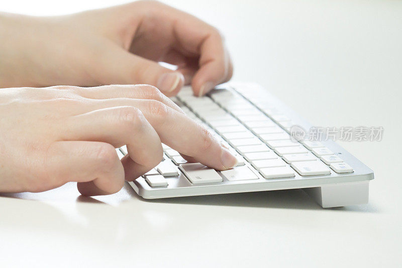 在键盘上打字的女人