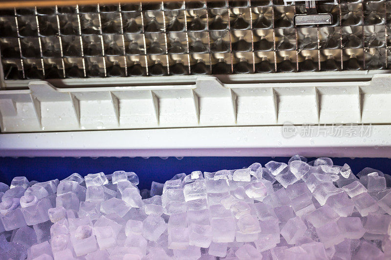 冰在制冰机里