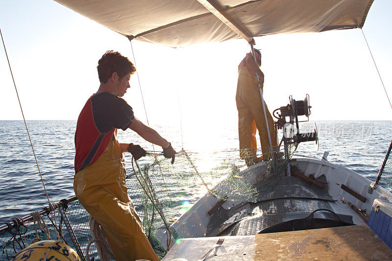 渔民在船上工作。