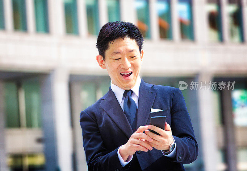 日本商人对手机上的短信感到惊讶和好笑