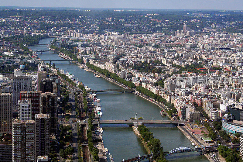 法国:从巴黎埃菲尔铁塔俯瞰