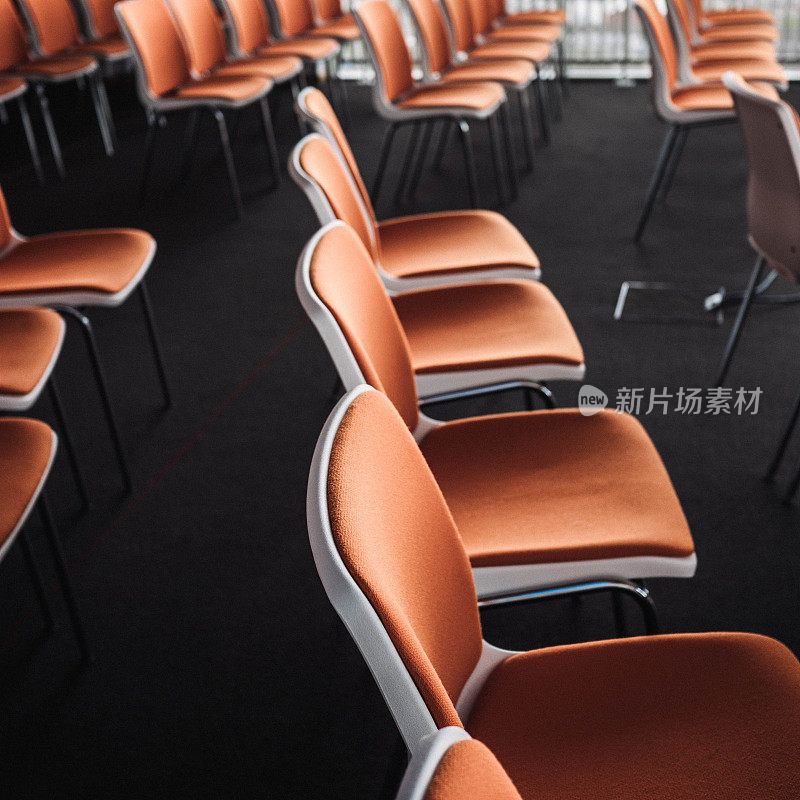 一排排的会议椅子