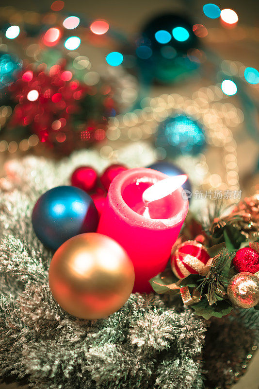 圣诞装饰品，装饰物，蜡烛和闪闪发光的灯在圣诞夜
