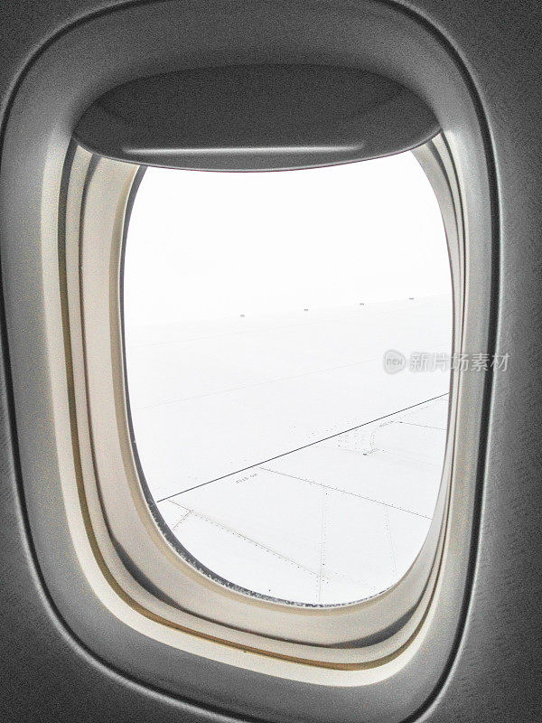 从飞机的舷窗看