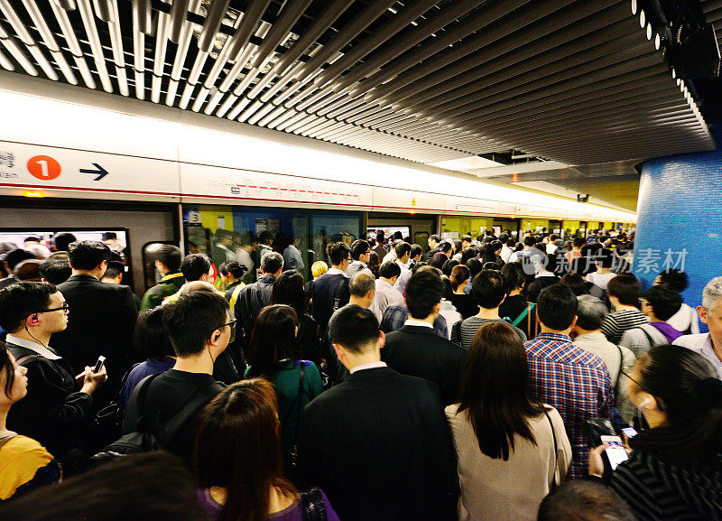 香港乘客在地铁里，运动模糊