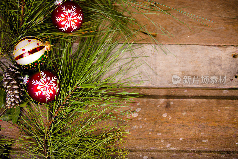圣诞装饰品，松树树枝放在木桌上。