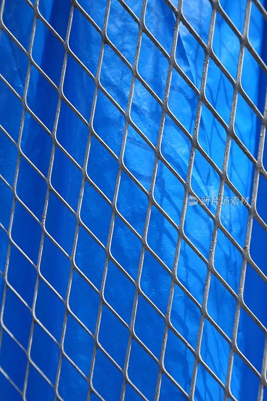 蓝色面料背景上的金属网