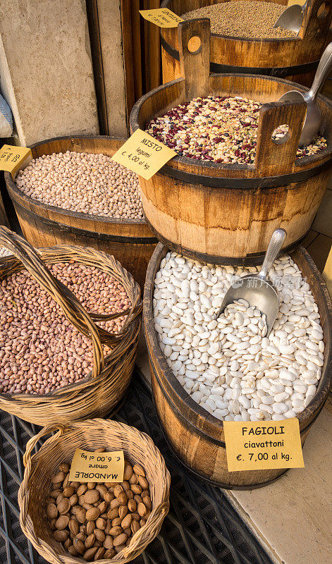 意大利翁布里亚的诺尔恰，装着豆子、杏仁和扁豆的桶